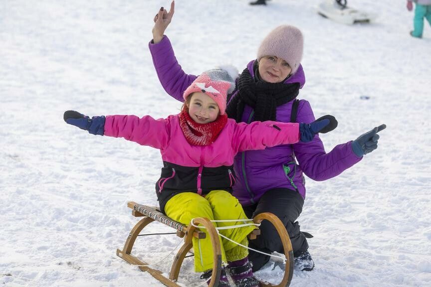 Rodelfreuden am Bödele gab es bereits am Sonntag. Mama Olga und Tochter Valeria haben sichtlich Spaß. Bald soll es noch viel mehr Schnee geben.⇒VN/Paulitsch