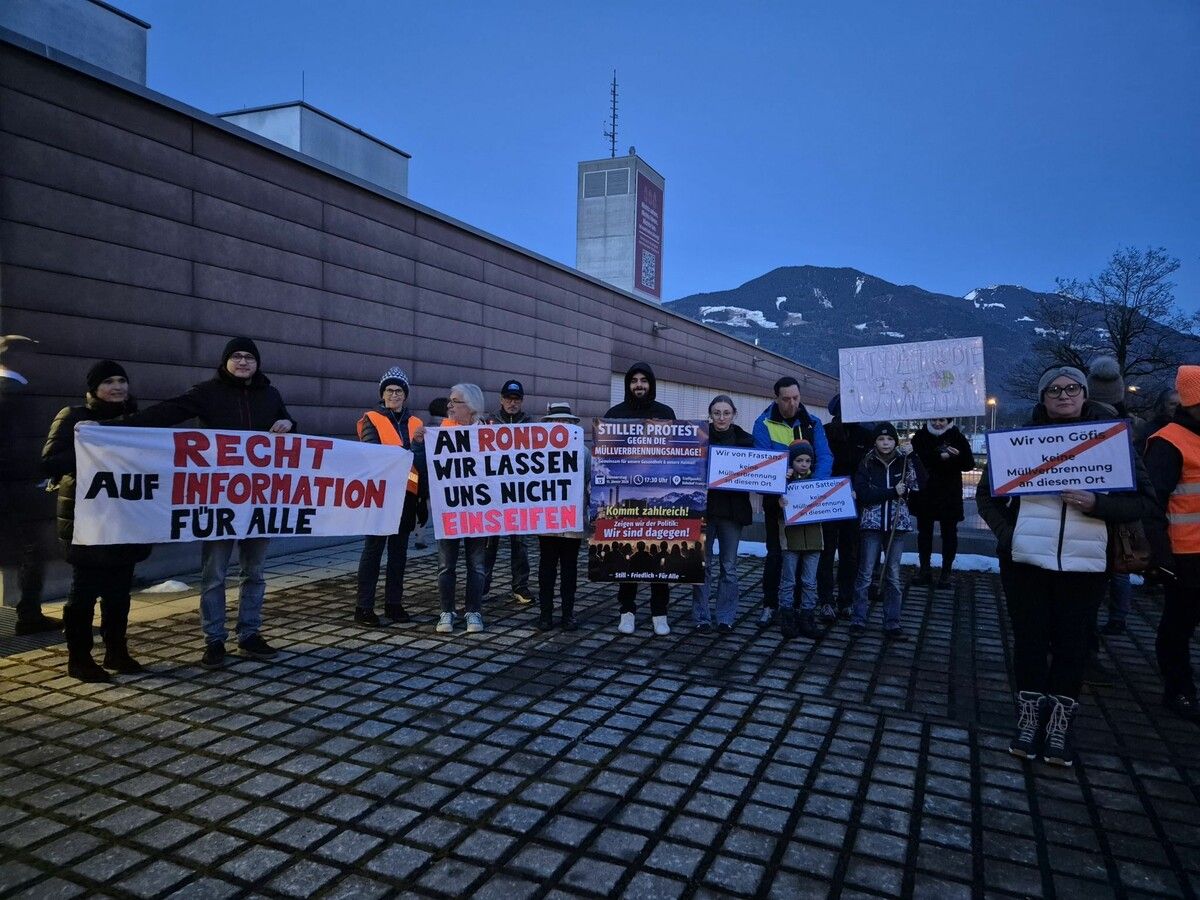 Rund 200 Personen versammelten sich vor dem Frastanzer Feuerwehrhaus, um gegen die aus ihrer Sicht geplante Müllverbrennungsanlage zu demonstrieren. ⇒VN/JUN (3)