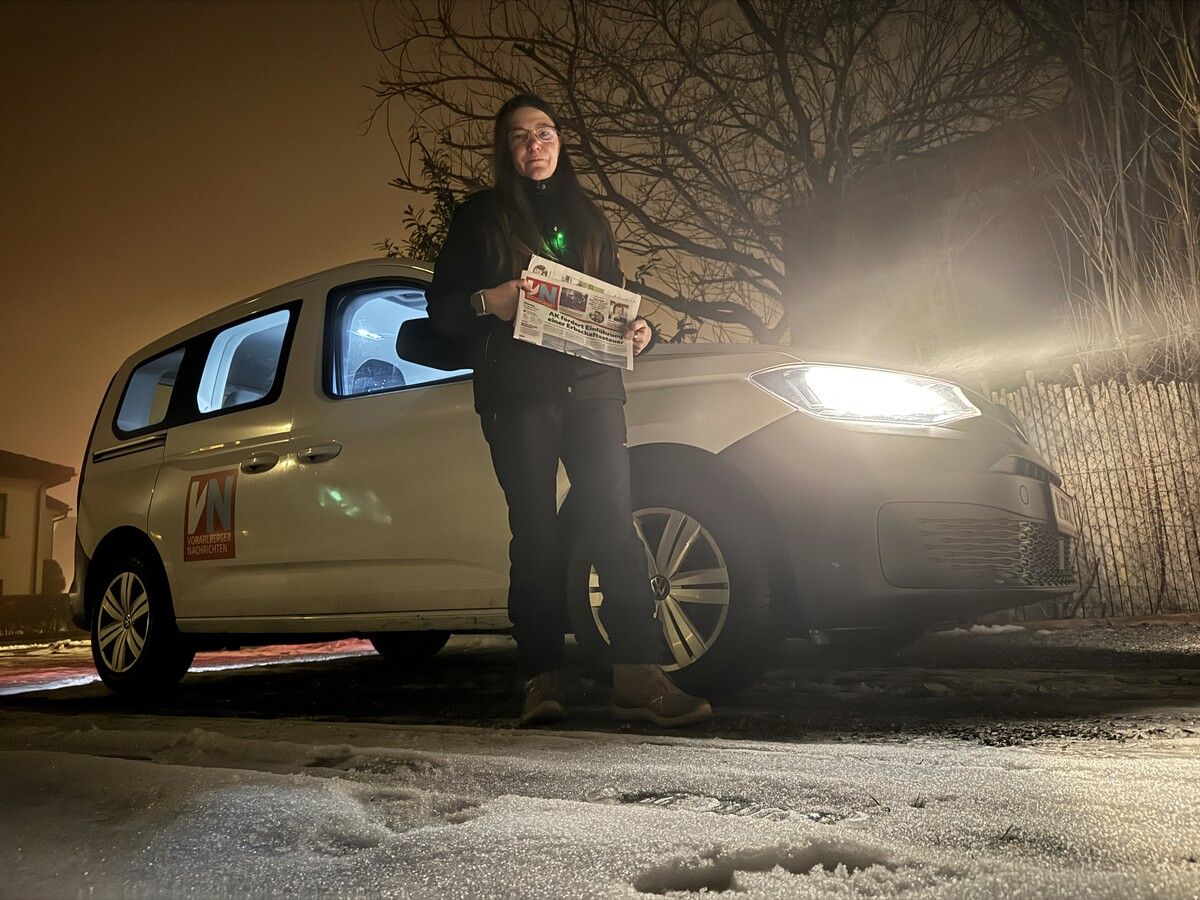 Sabine Vetter ist frühmorgens in Lustenau unterwegs – Glatteis macht die Zustellung riskant.⇒VOL.AT/Strobel