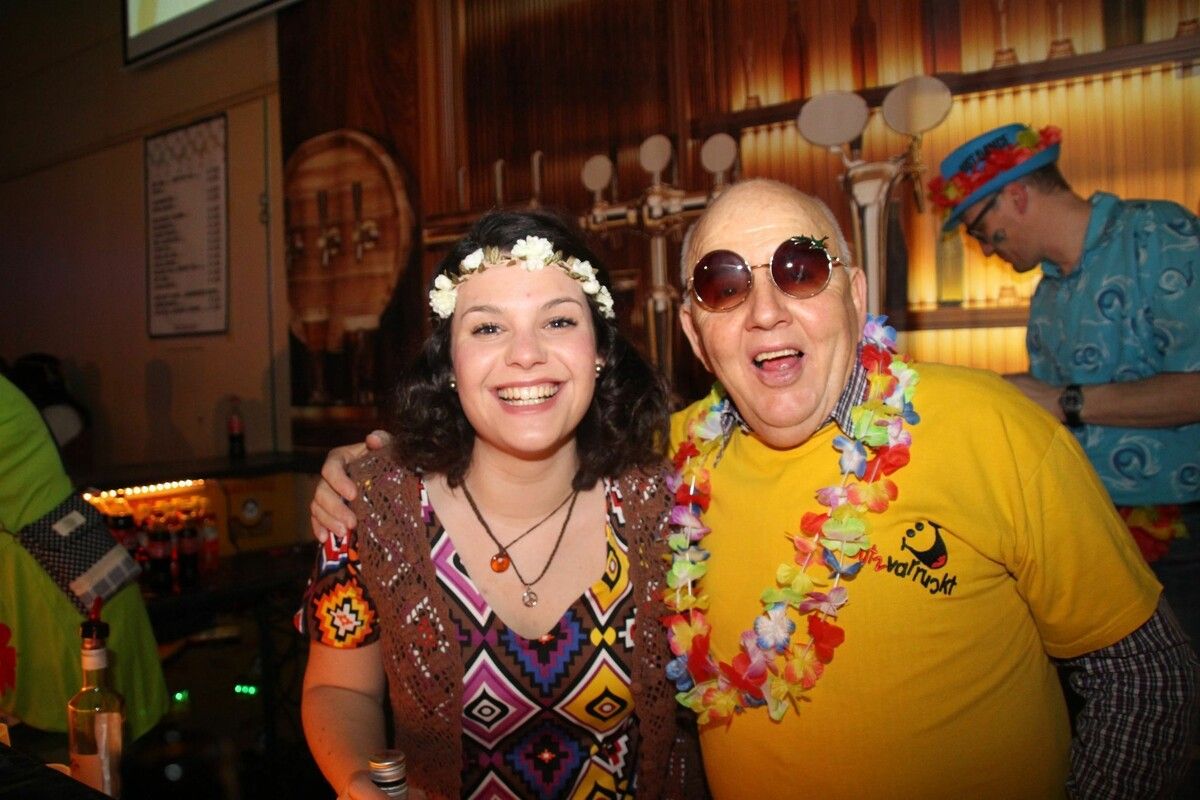 Sabrina und Erwin freuen sich auf zahlreiche Gäste in strahlendem Gelb. ⇒He