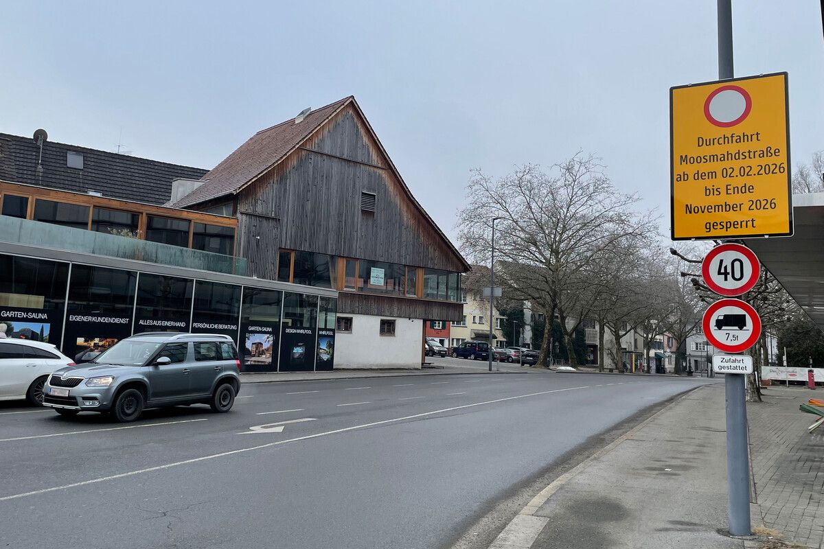Schilder weisen in Dornbirn auf die Baustelle hin.⇒Dornbirn