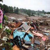 Erdrutsch begräbt Dorf unter sich