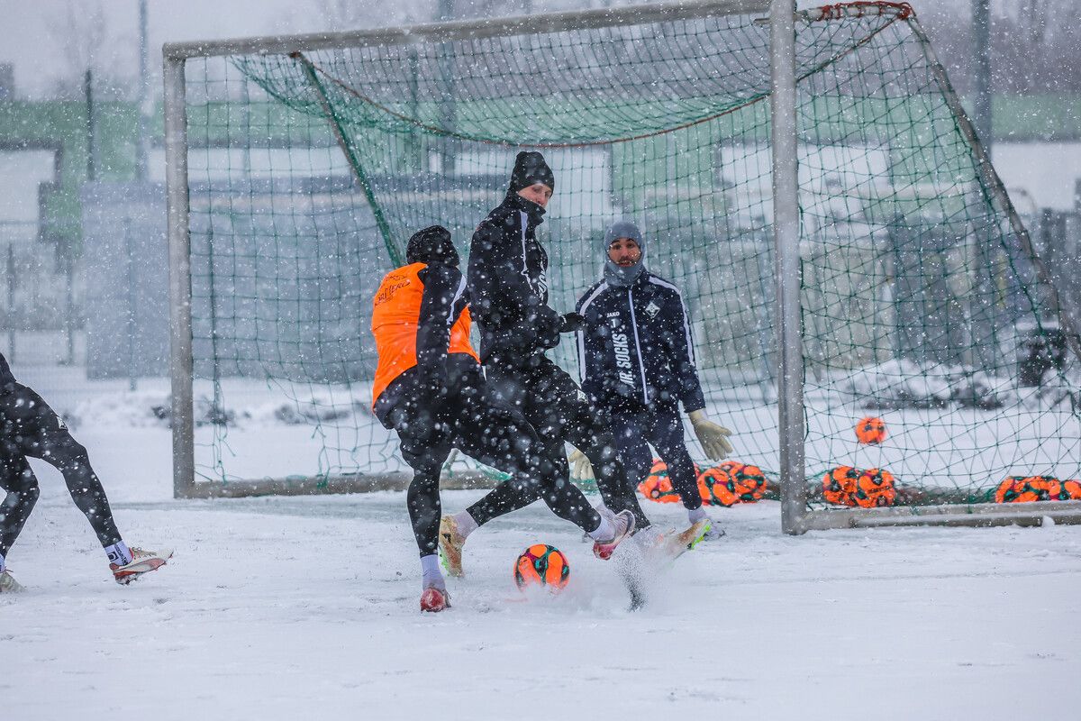 „Schneeball“ anstelle von Fußball. Den Spielern war es egal, sie waren mit Freude und viel Elan bei der Sache.⇒Steurer
