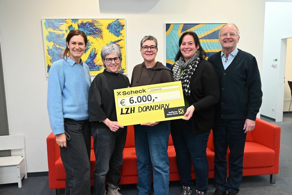 Schnitzel backen für den guten Zweck: Die Hatler Frauen Cornelia Rhomberg, Heike Spiegel und Ulrike Rhomberg (M.) überreichten 6000 Euro Spendengeld an Schuldirektorin Andrea Jonach (l.) und LZH-Geschäftsführer Johannes Mathis (r.).