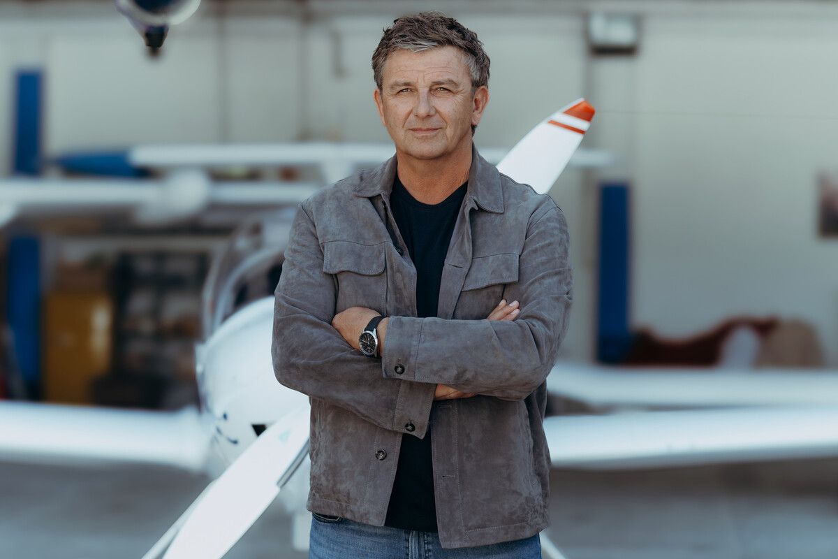 Seit 2008 verkörpert Hans Sigl, der auch als Musiker, Moderator und Kabarettist tätig ist, den Bergdoktor.⇒ZDF/Sabine Finger Fotografie