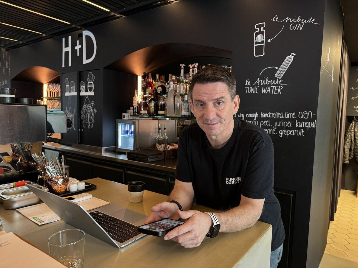 Sichtlich deprimiert zeigt Wolfgang Gosch Fotos von den Mittagsmenüs am Handy. ⇒dos (3)