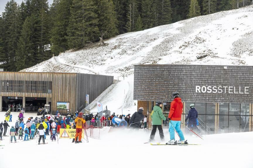 Skilift Rossstelle im Skigebiet Mellau. Alle wollen jene Flecken zum Skifahren nutzen, wo genug Schnee liegt.⇒Roland Paulitsch