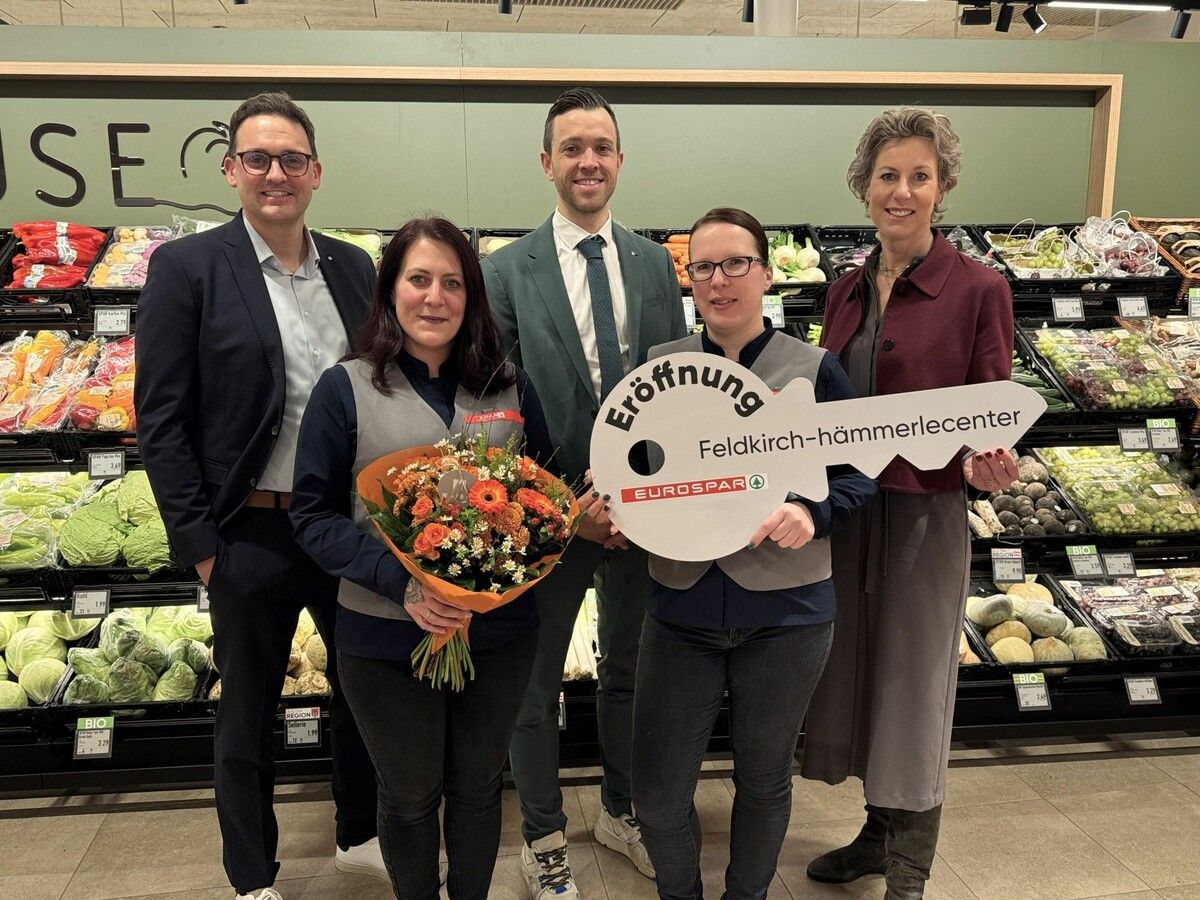 Spar-Vorarlberg-Geschäftsführerin Carina Pollhammer (r.) und Marktleiterin Nadine Grundböck mit Filialgebietsleiter Daniel Göttfried, Thomas Gapp (Filialorganisation) und Marktleiter-Stellvertreterin Barbara Eisenbeutl bei der Eröffnungsfeier. ⇒Sigrid Juen