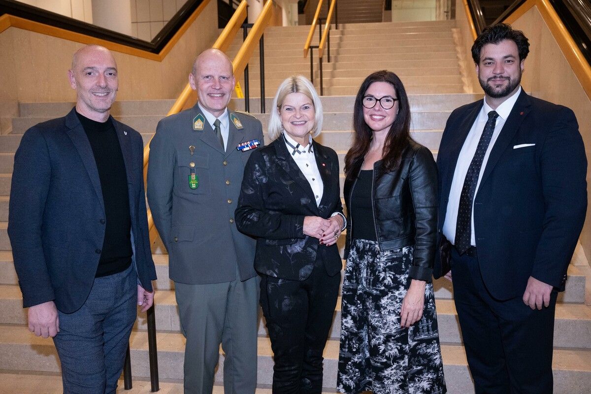 Stadtamtsdirektor Stefan Morscher, Oberst Michael Kerschat, Verteidigungsministerin Klaudia Tanner, Vizebürgermeisterin Andrea Mallitsch, Stadtrat Cenk Dogan (v. l.)⇒VLK/A. serra