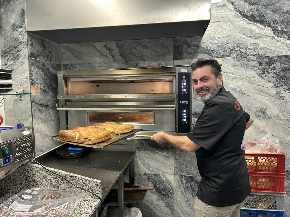 Stolz präsentiert Süleyman Can das selbst gemachte Brot. ⇒⇒Hans-Peter Schuler