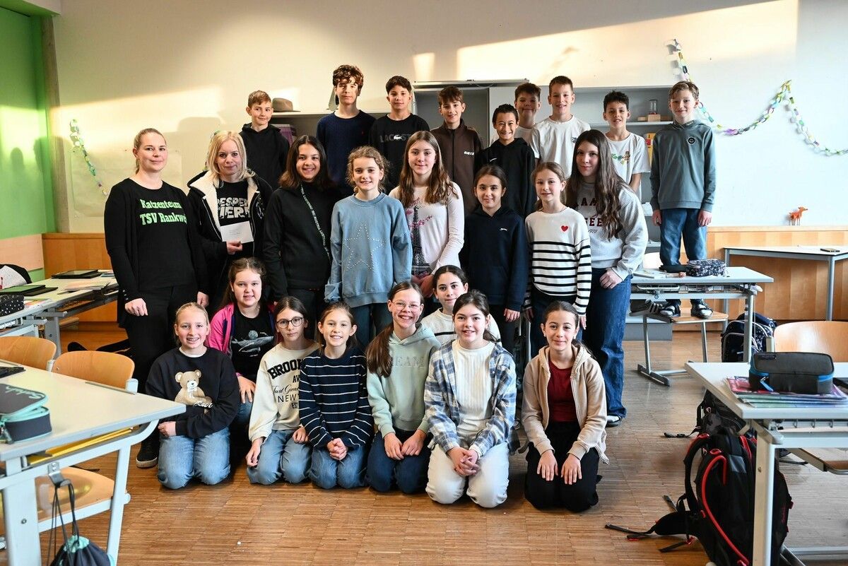 Stolz überreichte die 2B-Klasse vom Gymnasium Lustenau die Spende einer älteren Dame an den Tierschutzverein. ⇒BVS (2)