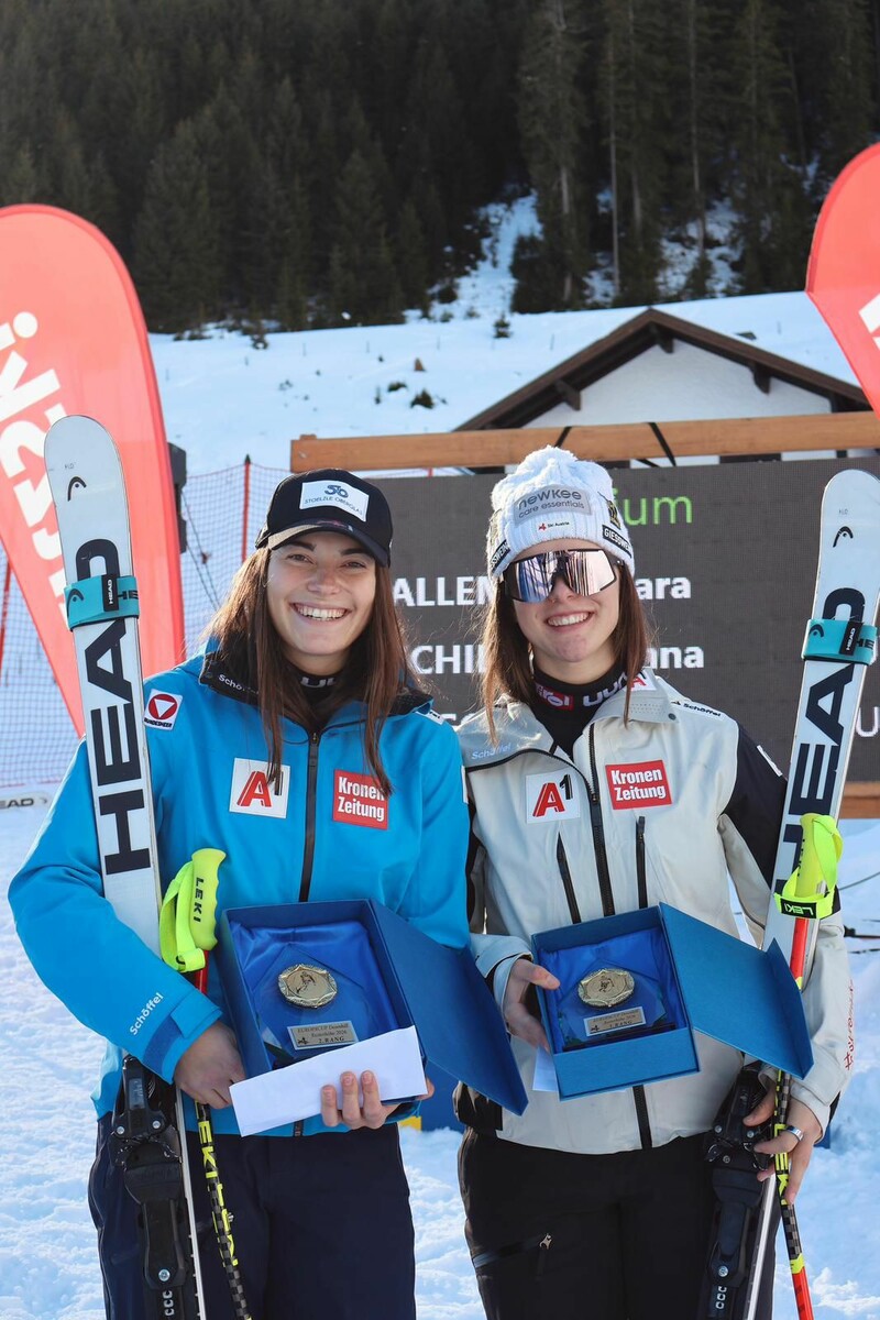 Strahlten dank ihrer Podiumsplätze: Anna Schilcher (l.) belegte Platz zwei vor der Lecherin Leonie Zegg.⇒ski austria
