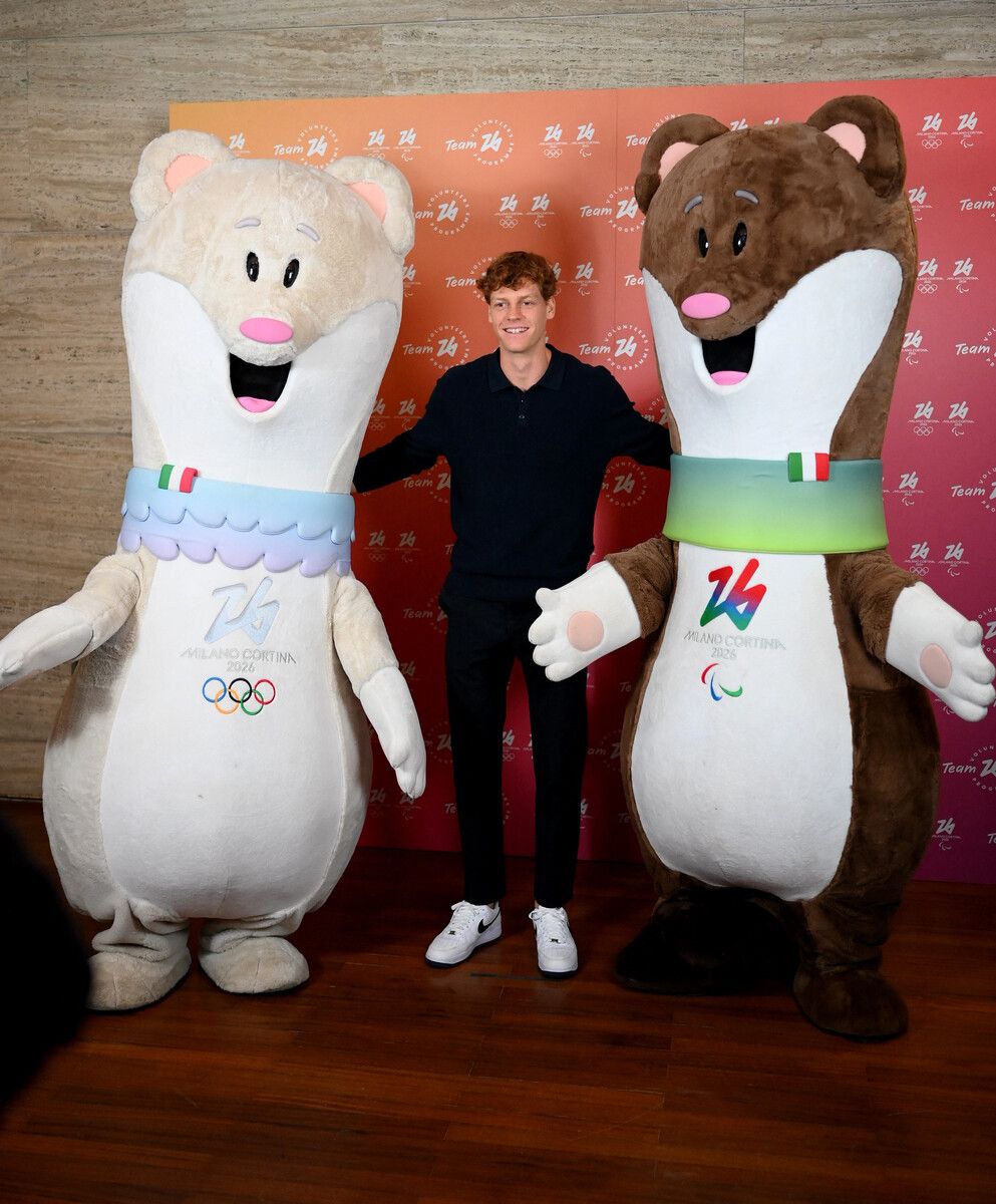 Tennis-Star Jannik Sinner, einer der Botschafter der Winterspiele in seiner Heimat, bei der Präsentation der Maskottchen Tina (l.) und Milo.⇒AP