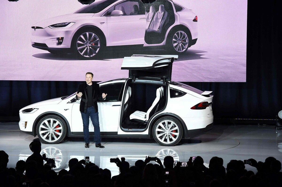 Tesla stellt die Produktion des Models X (im Bild) mitte des Jahres ein.⇒afp