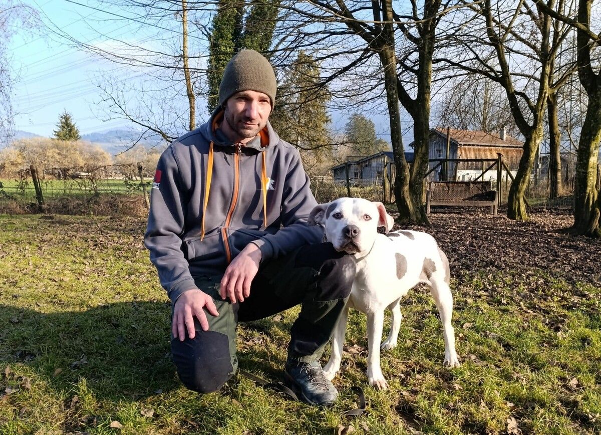 Tierpfleger Adras wünscht sich für Dusty ein schönes Zuhause. Katzendame Mimi möchte gerne im Freien spielen.⇒TSH