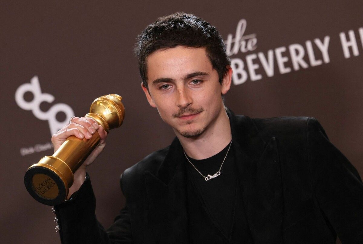 Timothée Chalamet mit dem Preis für den besten Schauspieler in einem Kinofilm – Musical oder Komödie für „Marty Supreme“. ⇒Etienne Laurent / AFP
