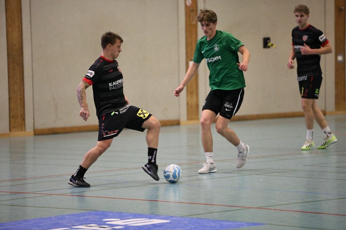 Tobias Bitschau, im Bild rechts gegen Bizaus Simon Thurner, strebt mit seinem FC Alberschwende den Einzug in die Finalrunde an.⇒knobel