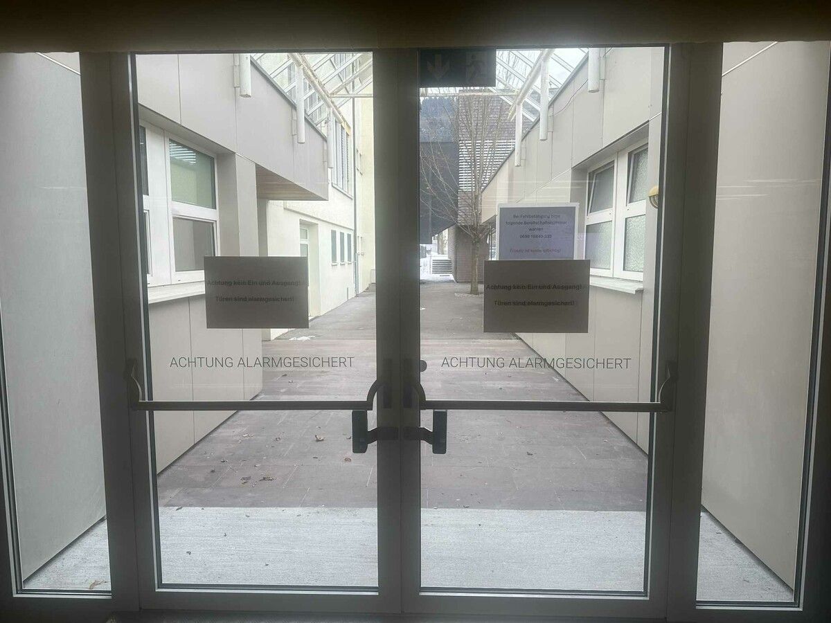 Trotz klaren Hinweisen an den Türen gab es immer wieder Alarm in der Halle.⇒Knobel