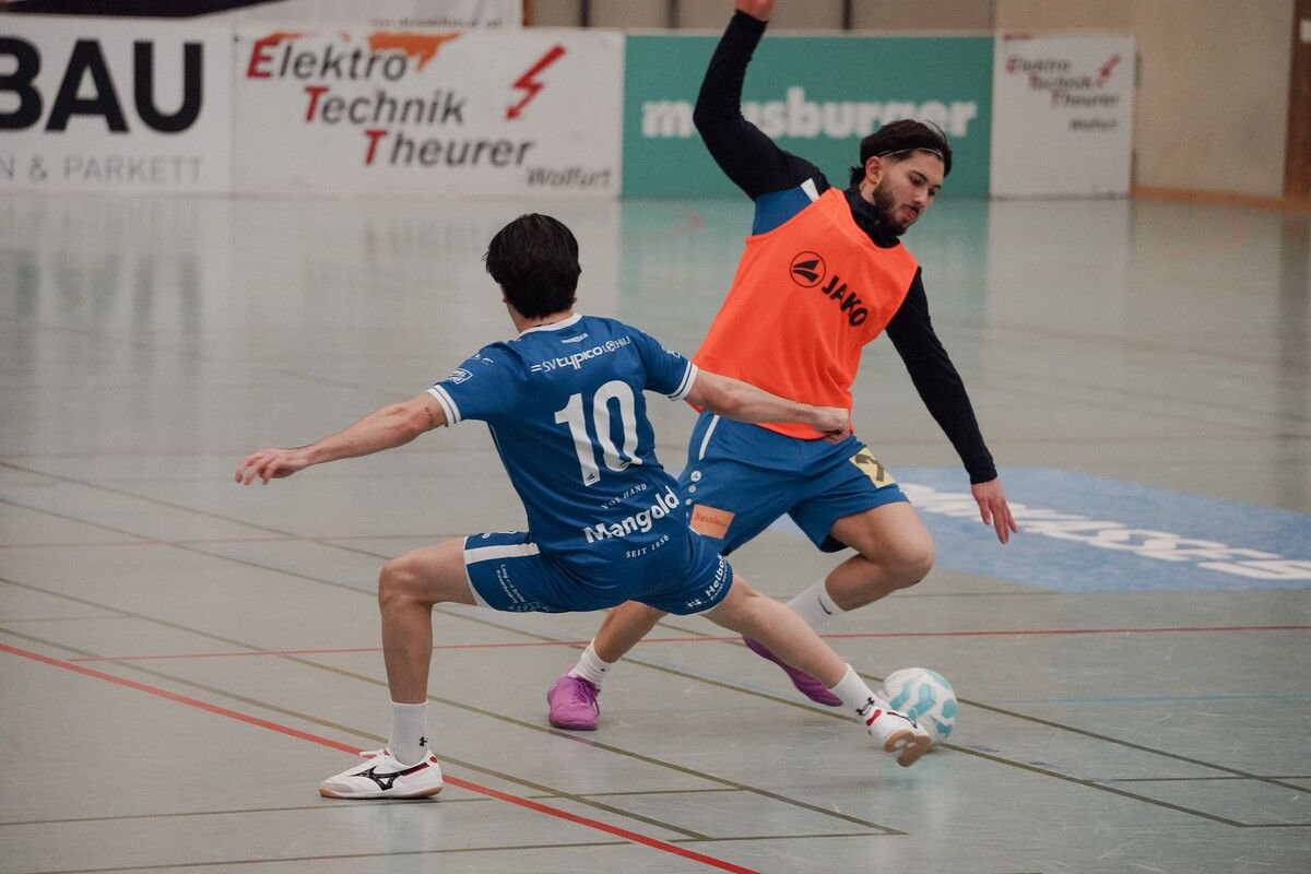 Tugay UsluAls fliegender Tormann verkörperte er den modernen Hallenfußball wie kaum ein anderer: Erst 20 Jahre jung, eigentlich Offensivspieler, agierte er beim FC Nenzing als Spielgestalter von ganz hinten. Elf Treffer aus dem Tor heraus, darunter das Siegtor im kleinen Finale – Uslu war Nenzings Triebfeder zum dritten Platz. Ein Allrounder mit Spielwitz, Mut und Zug zum Tor. Seine Entwicklung lässt aufhorchen – auf dem Hallenboden wie auf dem Rasen.