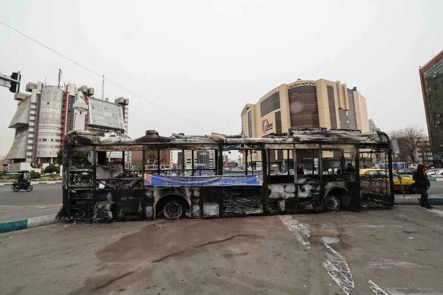 Überbleibsel einer Demo-Nacht in Teheran. Wie sehr die Bilder vom Regime forciert werden, ist unklar. ⇒AFP