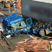 Lkw krachte frontal in Anhänger