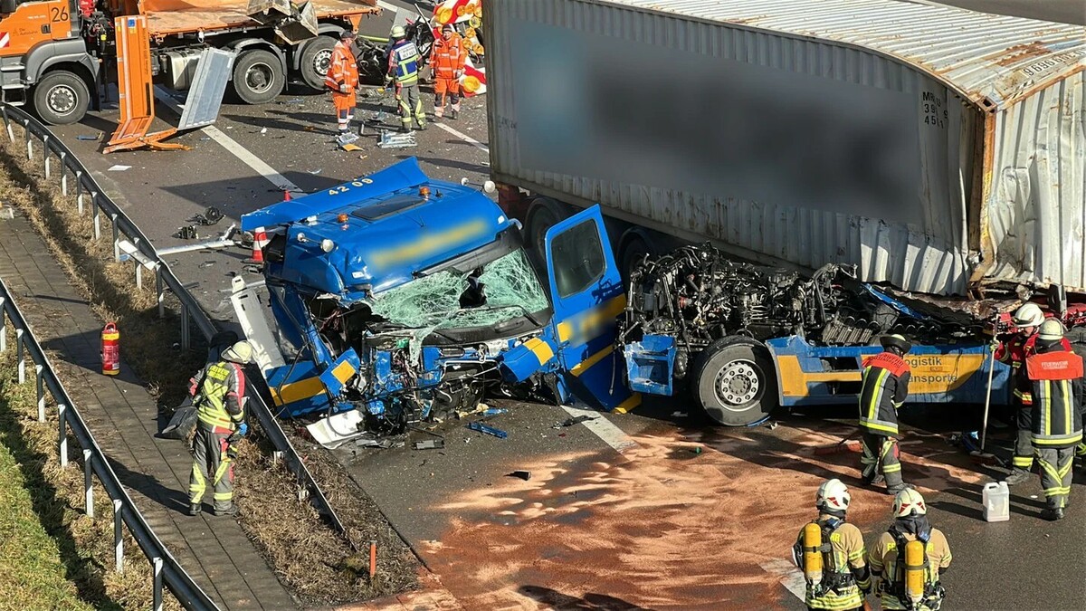 Unfall auf der A96 nahe Lindau: Ein Lkw krachte ungebremst in die mobile Absicherung einer Baustelle.⇒Davor Knappmeyer