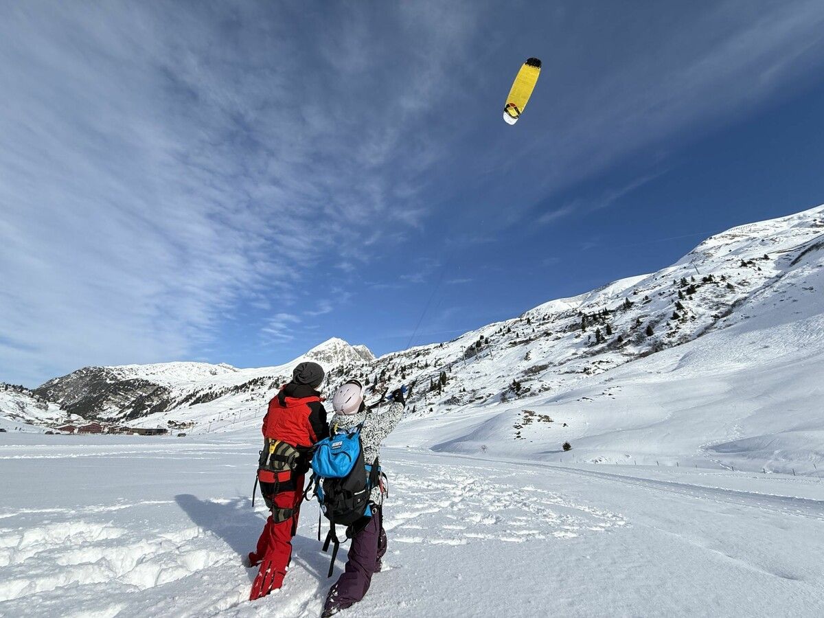 Unser Übungsplatz für den Tag lag am Flexenpass – eine breite, offene Schneefläche, ideal für die ersten Versuche. ⇒VOL/SKÖ (3)