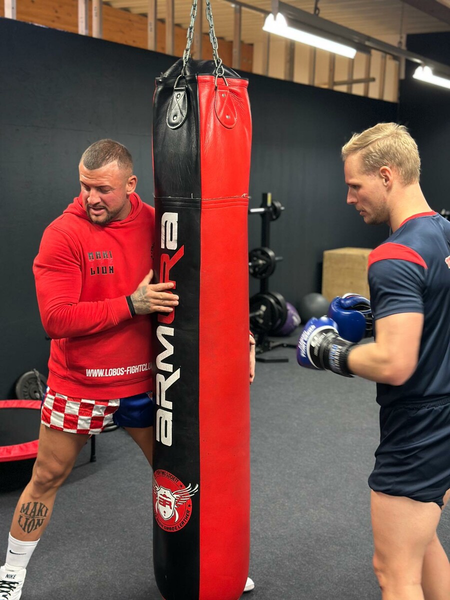 Unter Anleitung von Mathias „Maki the Lion“ Martic lehrte Austria-Goalie Domenik Schierl den Boxsack das Fürchten.⇒SCA
