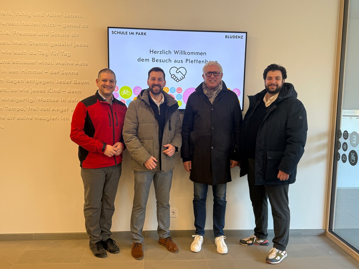 V. l.: Schulleiter der „Schule im Park“ Simon Hagen, Bürgermeister Simon Tschann, Plettenberger Bürgermeister Ralf Beßler und Stadtrat Cenk Dogan.⇒stadt bludenz