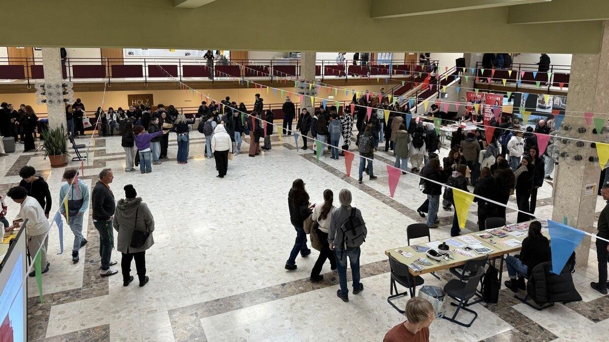 Verschiedene Firmen präsentierten sich – und gaben Einblick in zahlreiche Lehrstellen. ⇒VOL.AT/SKÖ (3)