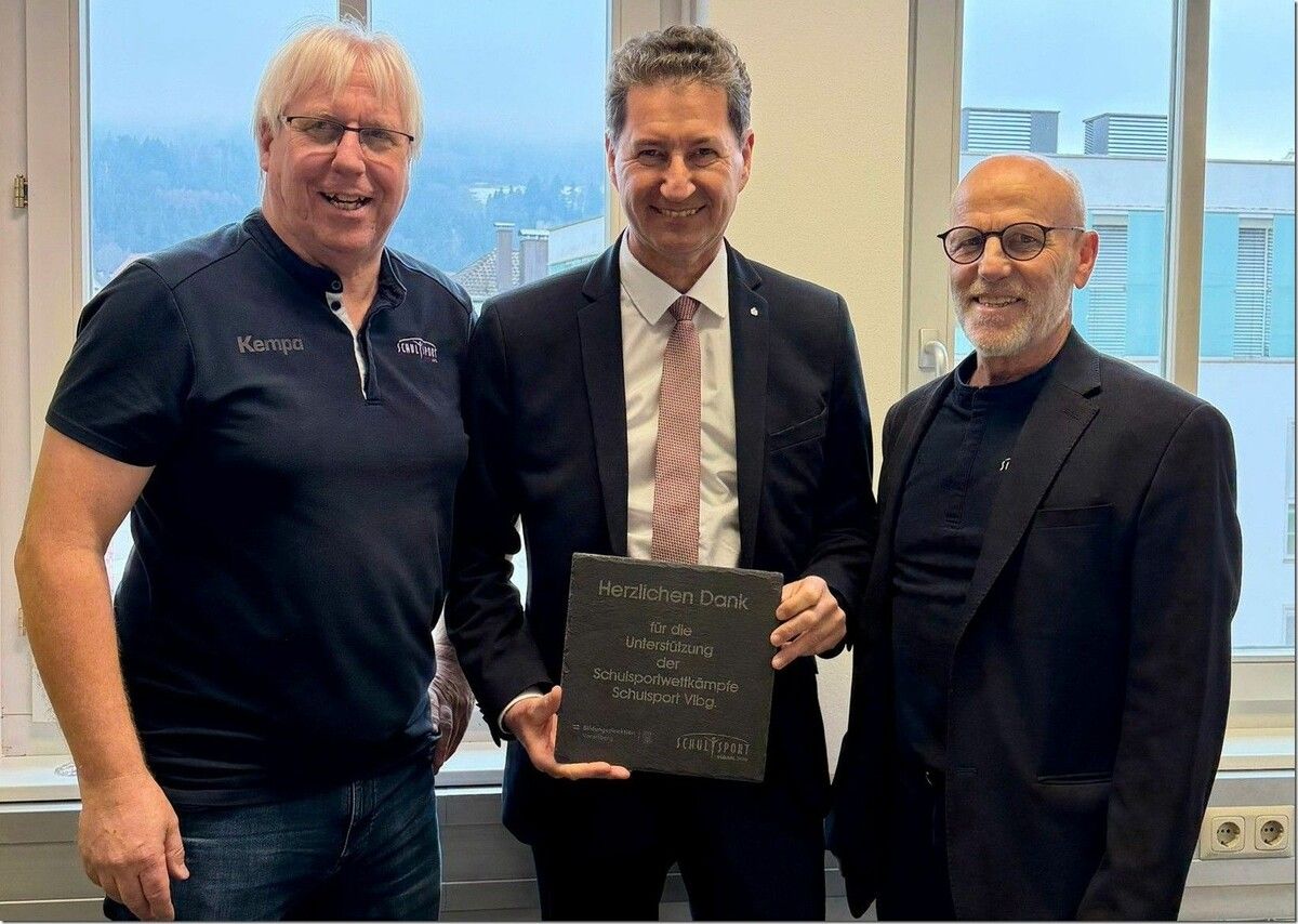 Vertragsunterzeichnung verlängert: Christoph Neyer, Harald Giesinger und Conny Berchtold. ⇒Thomas Knobel