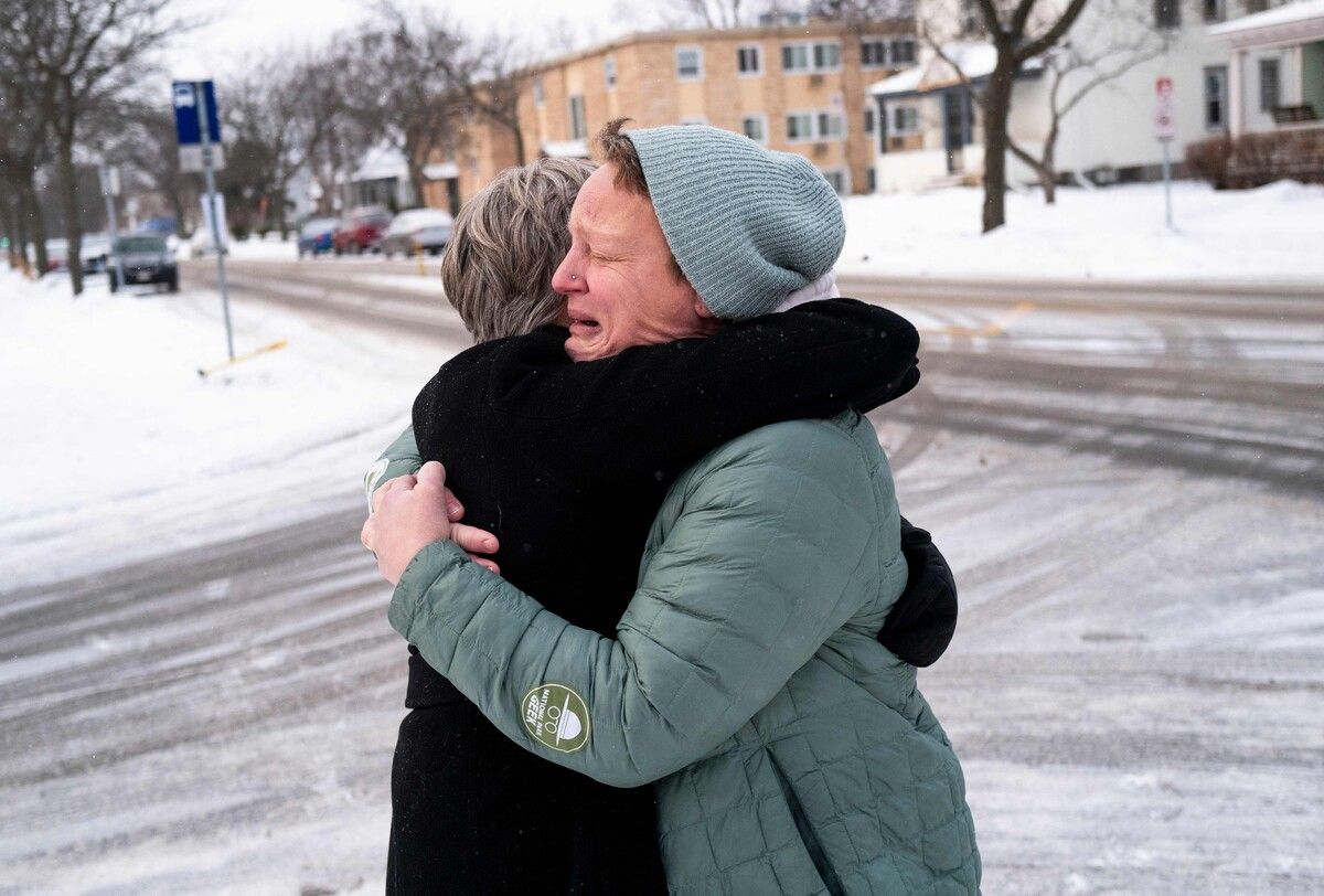 Verzweifelte Frauen trösten einander, nachdem ICE-Beamten einen ihrer Angehörigen abgeführt haben.