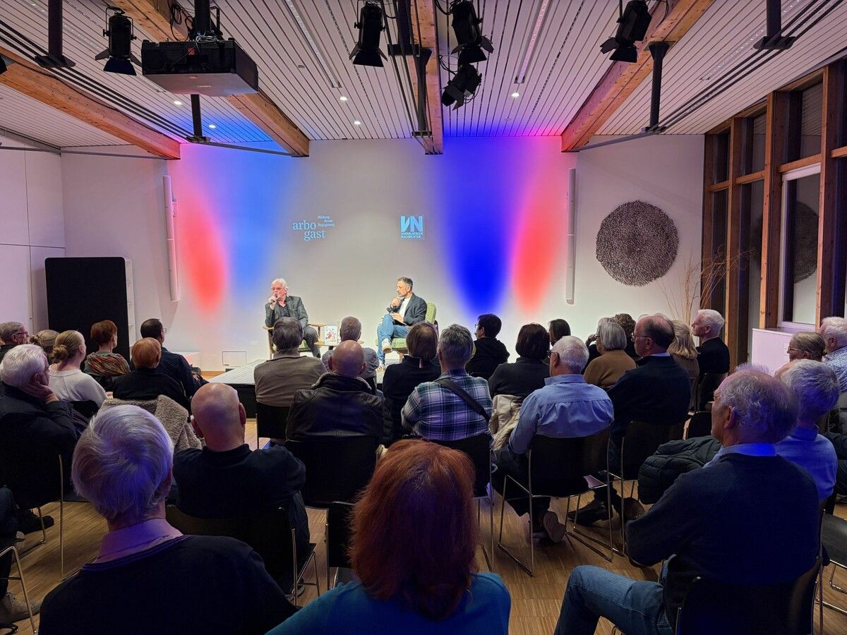 Volles Haus beim VN-Kommentatorengespräch mit Reinhold Bilgeri.⇒Bernadette von Sontagh