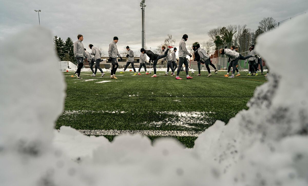 Vom Schnee der vergangenen Tage ließen sich die Schwarz-Weiß-Kicker nicht beirren. Mit einer sehr intensiven Trainingseinheit starteten sie die Mission „Klassenerhalt“ .⇒VN-Stiplovsek/3