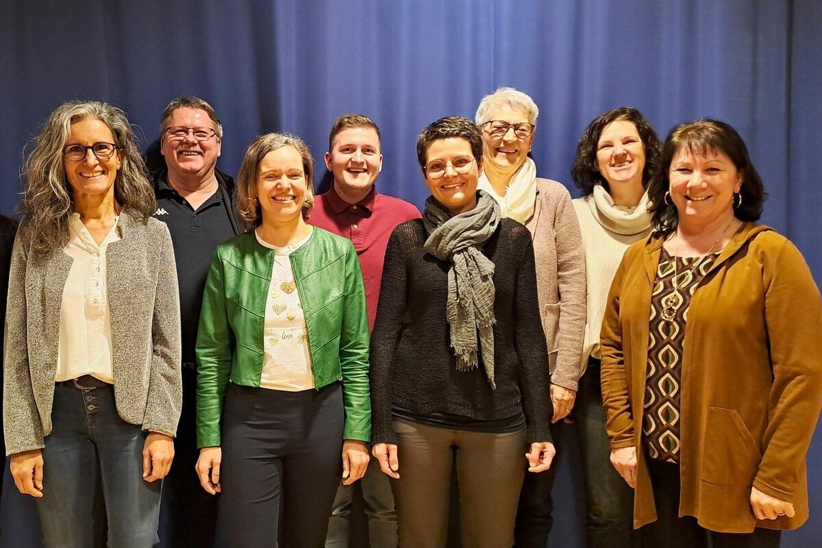 Von links: Tanja Reis (Beirätin), Jürgen Waibel (Obmann und Chorleiter), Gabriele Metzler (Beirätin), Fabian Waibel (Beirat), Sandra Koinig (Beirätin), Ruth Camenisch (abtretende Schriftführerin), Carmen Seiss (Vizeobfrau), Kulturstadträtin Erika Kawasser bei der JHV des Chors Joy.⇒Carmen Thurnher (2)