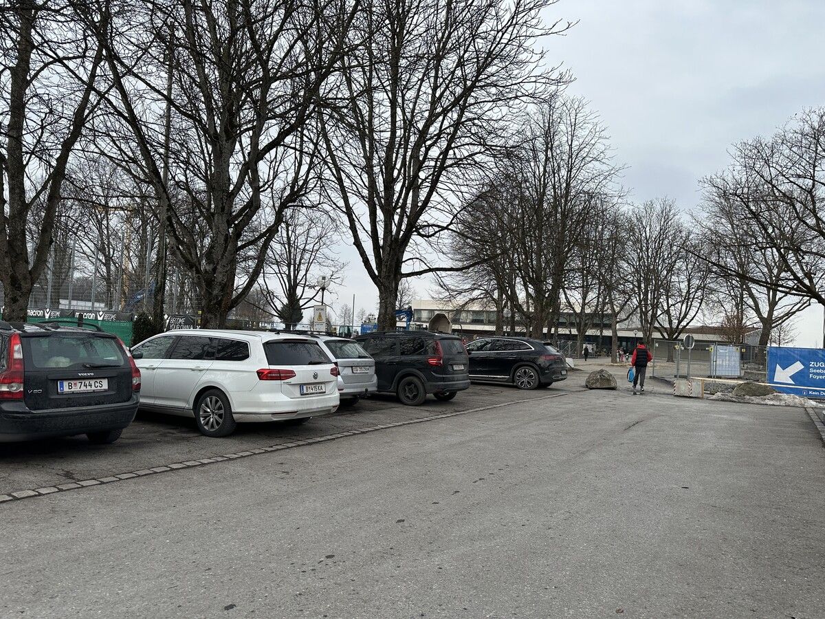 Vor dem neuen Seebad fehlen markierte Behindertenparkplätze.⇒vmm (2)