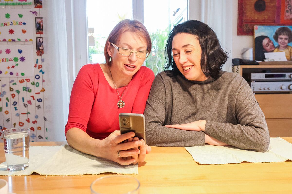 Während Iryna Okhremenko (l.) sicher in Dornbirn lebt, schildert Cousine Nathalie die jüngste Schreckensnacht von Kiew. ⇒VN/PS