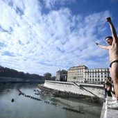 Traditionelles Neujahrsspringen in den Tiber in Rom