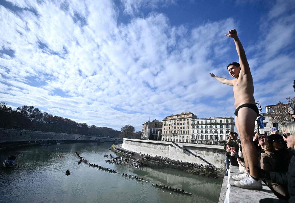 Wagemutige Männer stürzen sich trotz Verbots in den kalten Tiber in Rom. ⇒afp