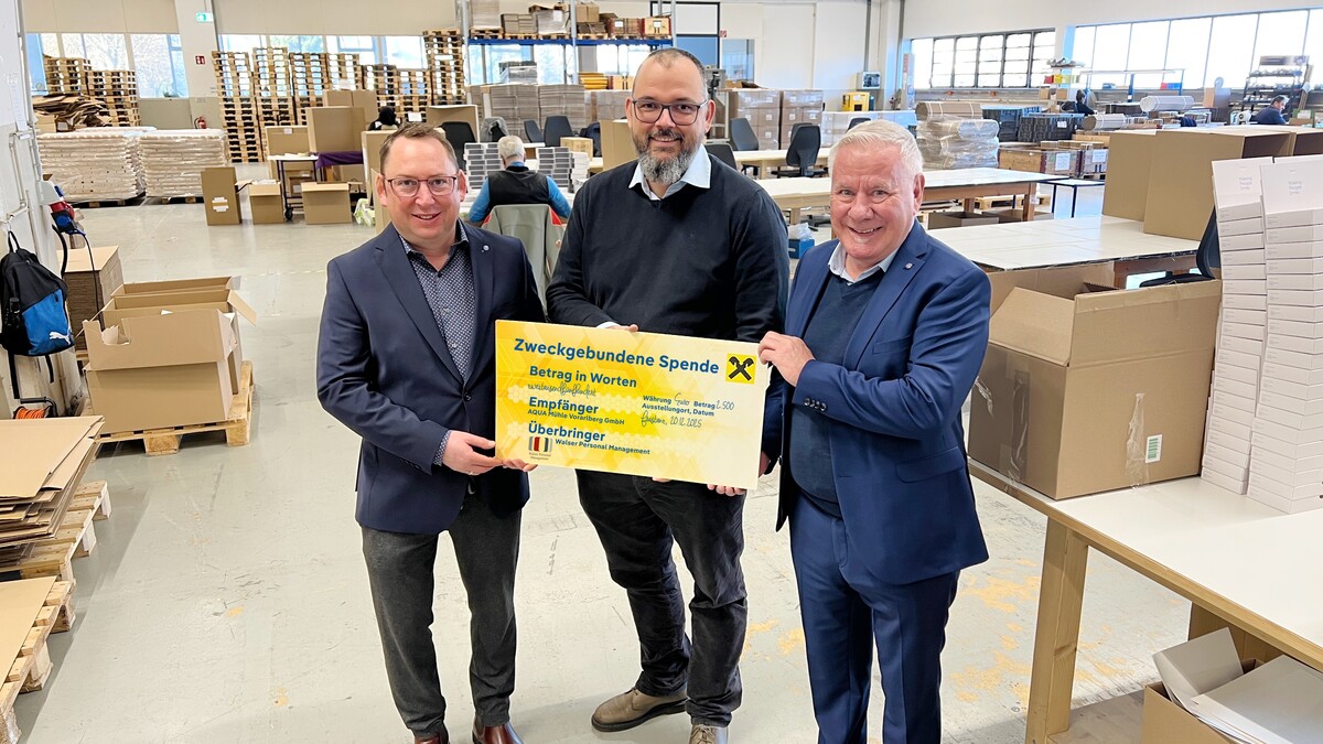 Walser Personal Management hat AQUA Mühle eine Spende in Höhe von 2500 Euro zur Unterstützung der Arbeitsprojekte im Bereich SÖB (Sozialökonomischer Betrieb) überreicht. (V.l.): Lukas Schrott (WPM Projektpartner Standort Bregenzerwald), Max Krieger-Alfons (GF AQUA Mühle ) und Michael Walser (GF WPM).⇒Fa