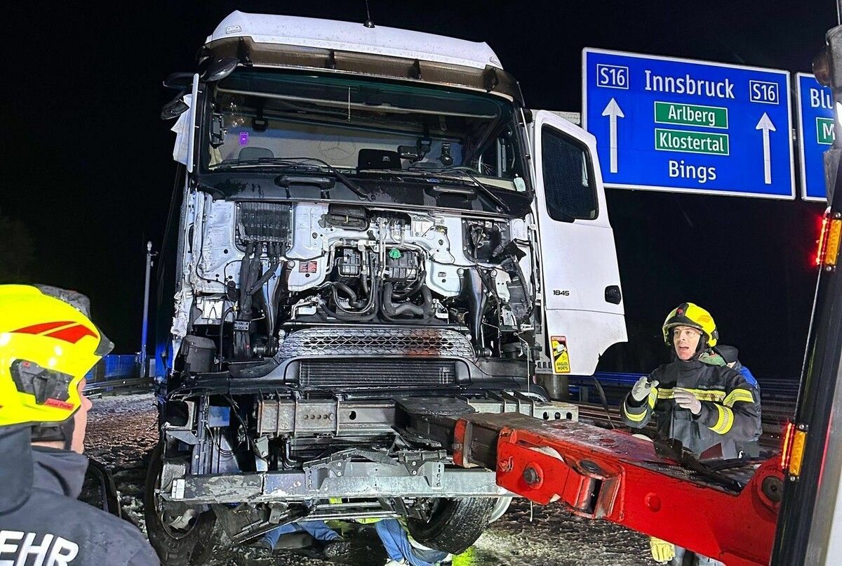 Wegen des Unfalls musste die Fahrspur in Richtung Deutschland über drei Stunden lang gesperrt werden. ⇒