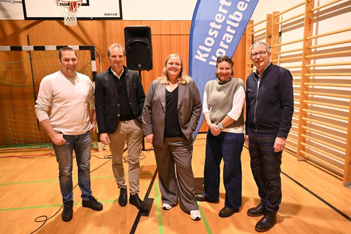 Wiebke Meyer und Gernot Memmer (Bildmitte) mit den Bürgermeistern Martin Burtscher, Barbara Mathies und Hans Peter Pfanner.⇒