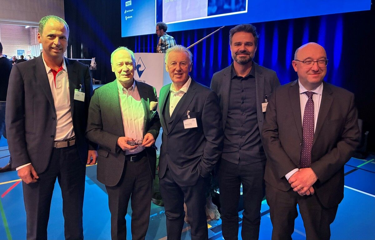 WIFO Widnau (v.l.): Jens Breu (SFS), Autor Gerhard Schwarz, WIFO-Gründer Reinhard Frei, und St. Gallens Regierungschef Beat Tinner ⇒FA