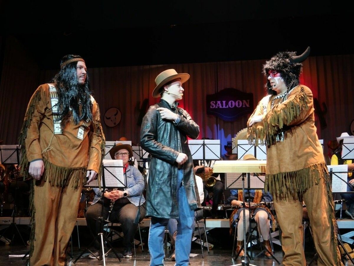 Wildwest-Szenen gab es zuhauf beim Ball der Harmoniemusik Muntlix.⇒privat (3)