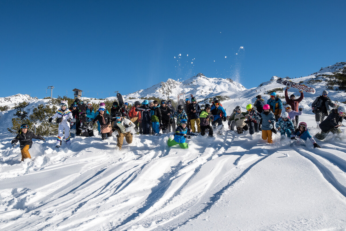 Wintersport, Gemeinschaft und Abenteuer – das Camp bietet jungen Teilnehmerinnen und Teilnehmern unvergessliche Erlebnisse. ⇒
              ⇒
              Offene Jugendarbeiten