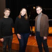 Drei Klassen auf einem Flügel