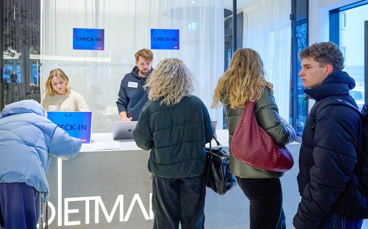 Zahlreiche Talente aus aller Welt präsentierten sich bei den Auditions in den Motion Studios, um als Stand-Ins beim 70. Eurovision Song Contest mitwirken zu dürfen.⇒ORF/Klaus Titzer