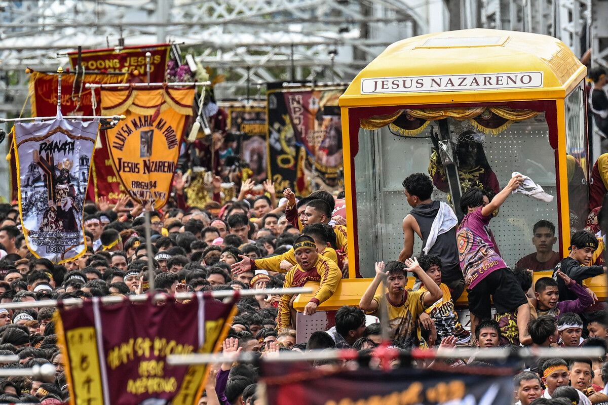 Zehntausende katholische Gläubige begleiten die Prozession von Jesus Nazareno durch Manila, schwenken weiße Tücher und rufen „Viva, viva“ beim größten religiösen Ereignis des Landes. afp (5)