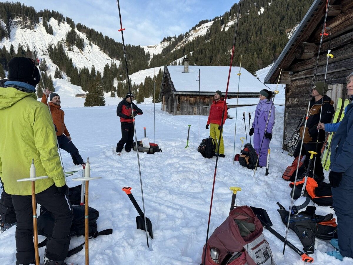 Zu Beginn erklärte der Bergretter die Ausrüstung – jedes Teil wurde geprüft und getestet. ⇒VOL.AT/SKÖ