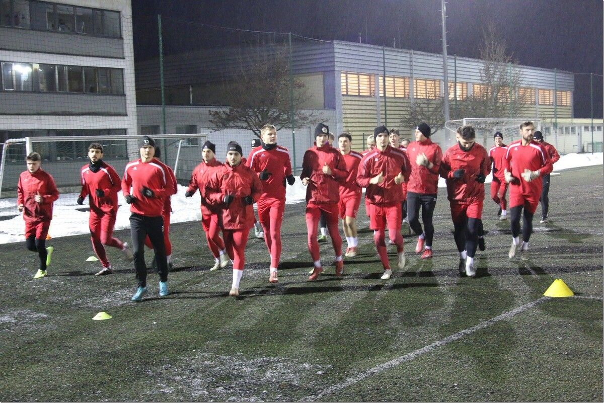 Zum Trainingsauftakt durfte die neuformierte Truppe des FC Dornbirn auf dem Kunstrasen üben.⇒tk